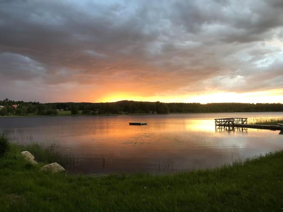 Mysig Stuga Med Sjoetomt, Naera Jaervsoebacken Jarvso Exterior foto