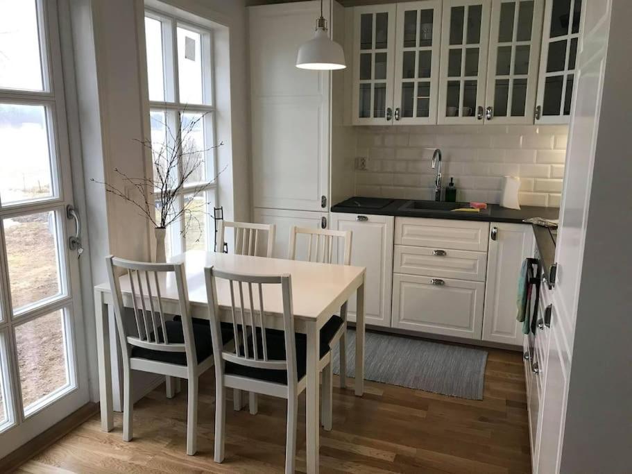Mysig Stuga Med Sjoetomt, Naera Jaervsoebacken Jarvso Exterior foto