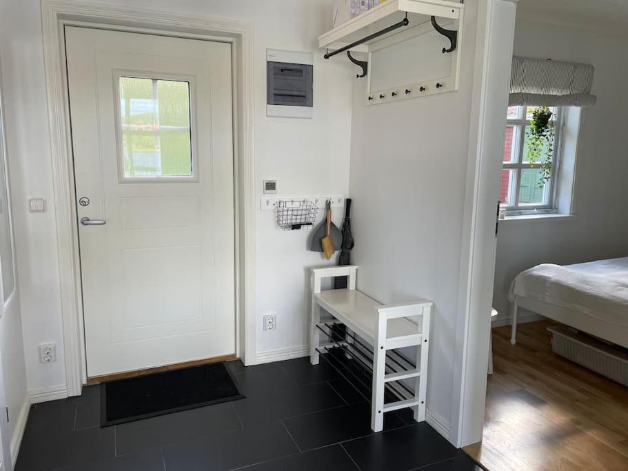 Mysig Stuga Med Sjoetomt, Naera Jaervsoebacken Jarvso Exterior foto