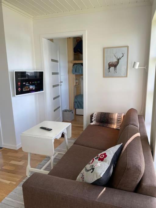 Mysig Stuga Med Sjoetomt, Naera Jaervsoebacken Jarvso Exterior foto